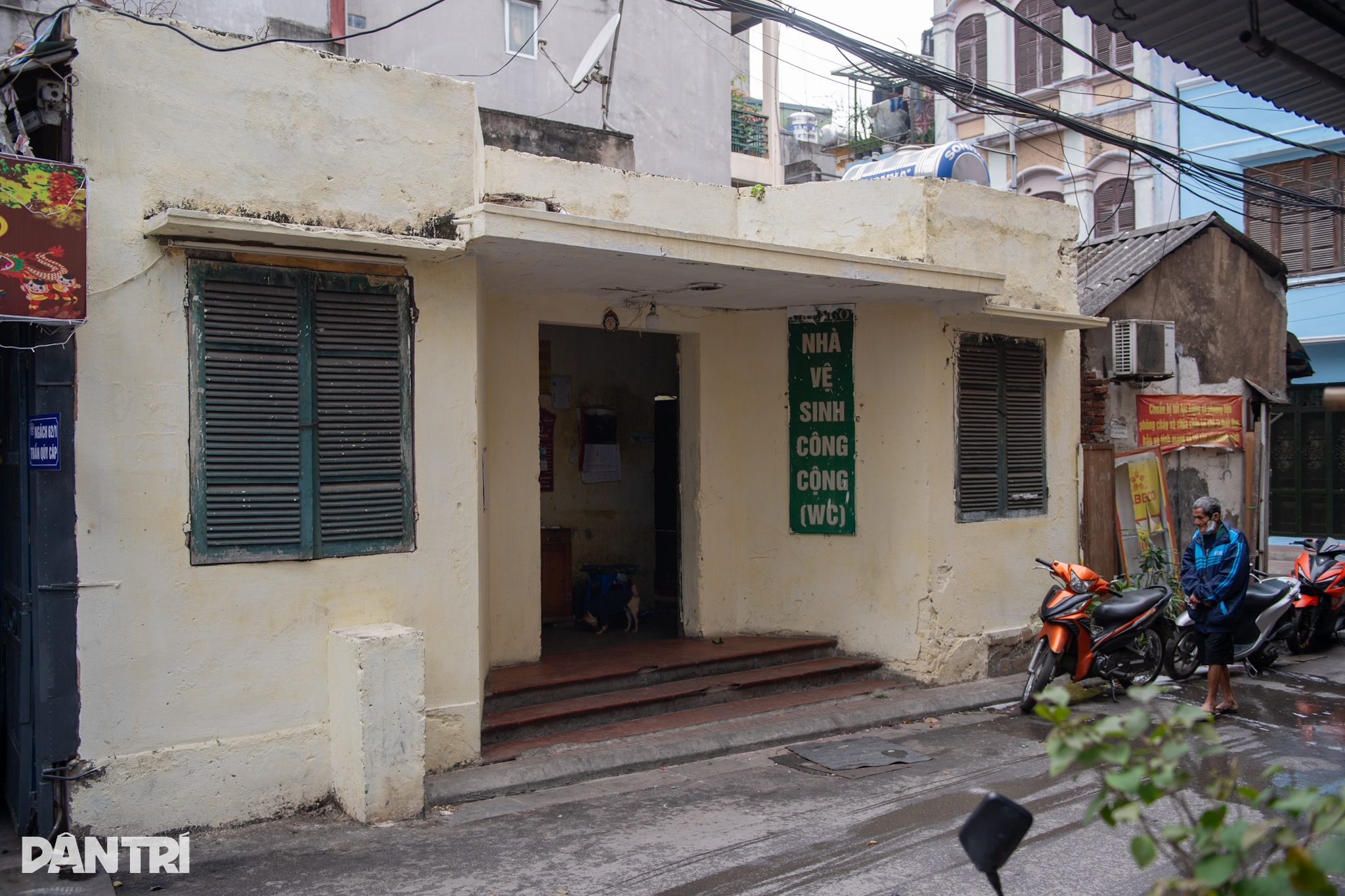 Cảnh nhếch nhác của hàng loạt nhà vệ sinh công cộng tại Hà Nội