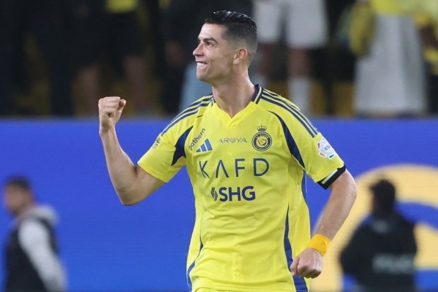 Ronaldo lập cột mốc đáng nể, tỏ thái độ bất ngờ với "bản sao"