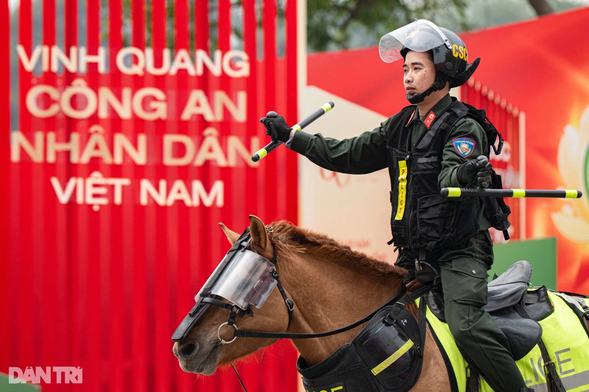 Kỵ binh trình diễn loạt "tuyệt kỹ" khiến khán giả tại hồ Gươm trầm trồ