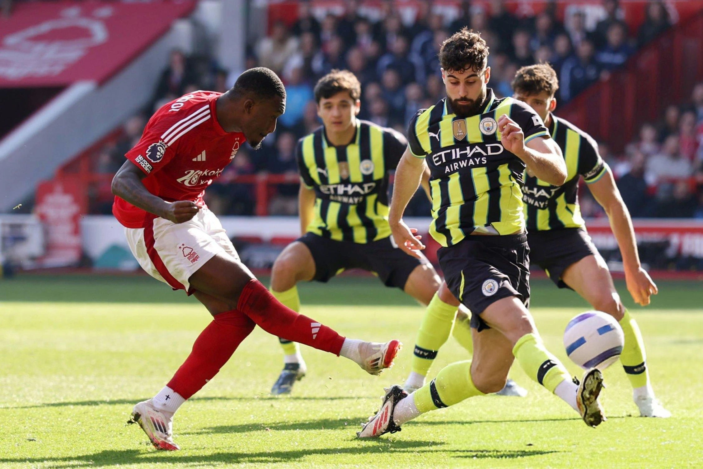 Man City nhận trái đắng trên sân Nottingham Forest