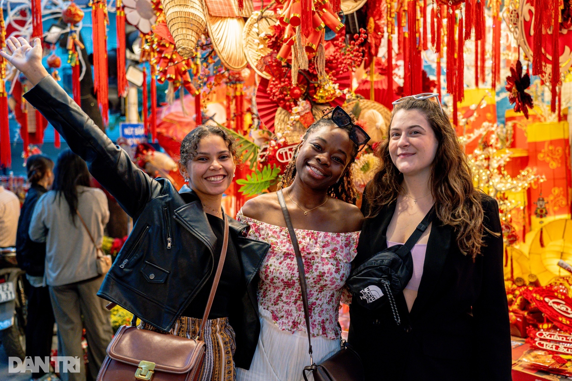 Việt Nam miễn visa cho công dân 12 nước