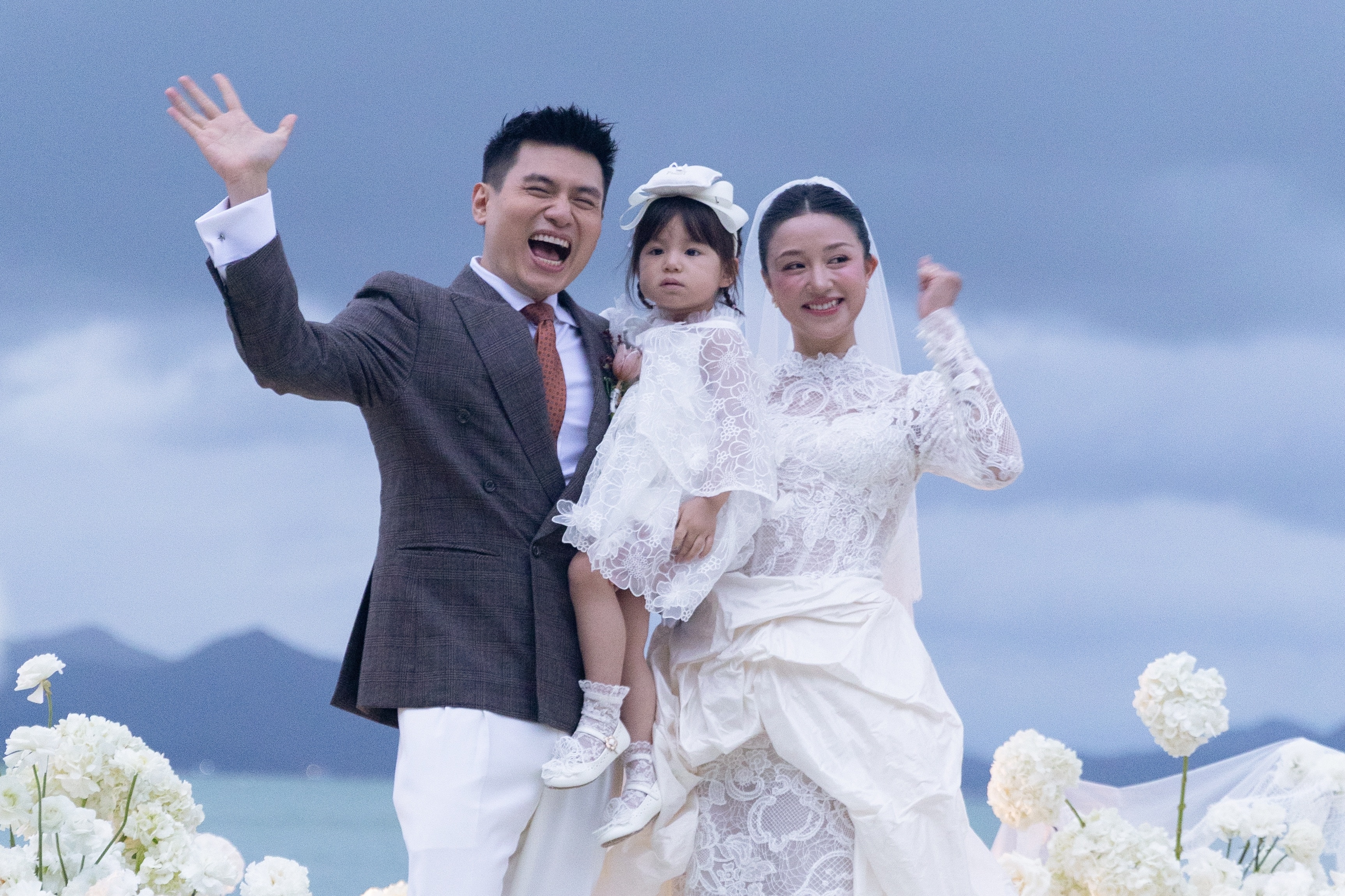 Lễ cưới Salim: Bé Pam "đội nhẫn" cho cha mẹ, Đức Phúc bất ngờ xuất hiện