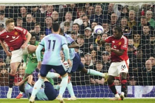 Vì sao Man Utd thoát phạt đền ở cuối trận gặp Arsenal?