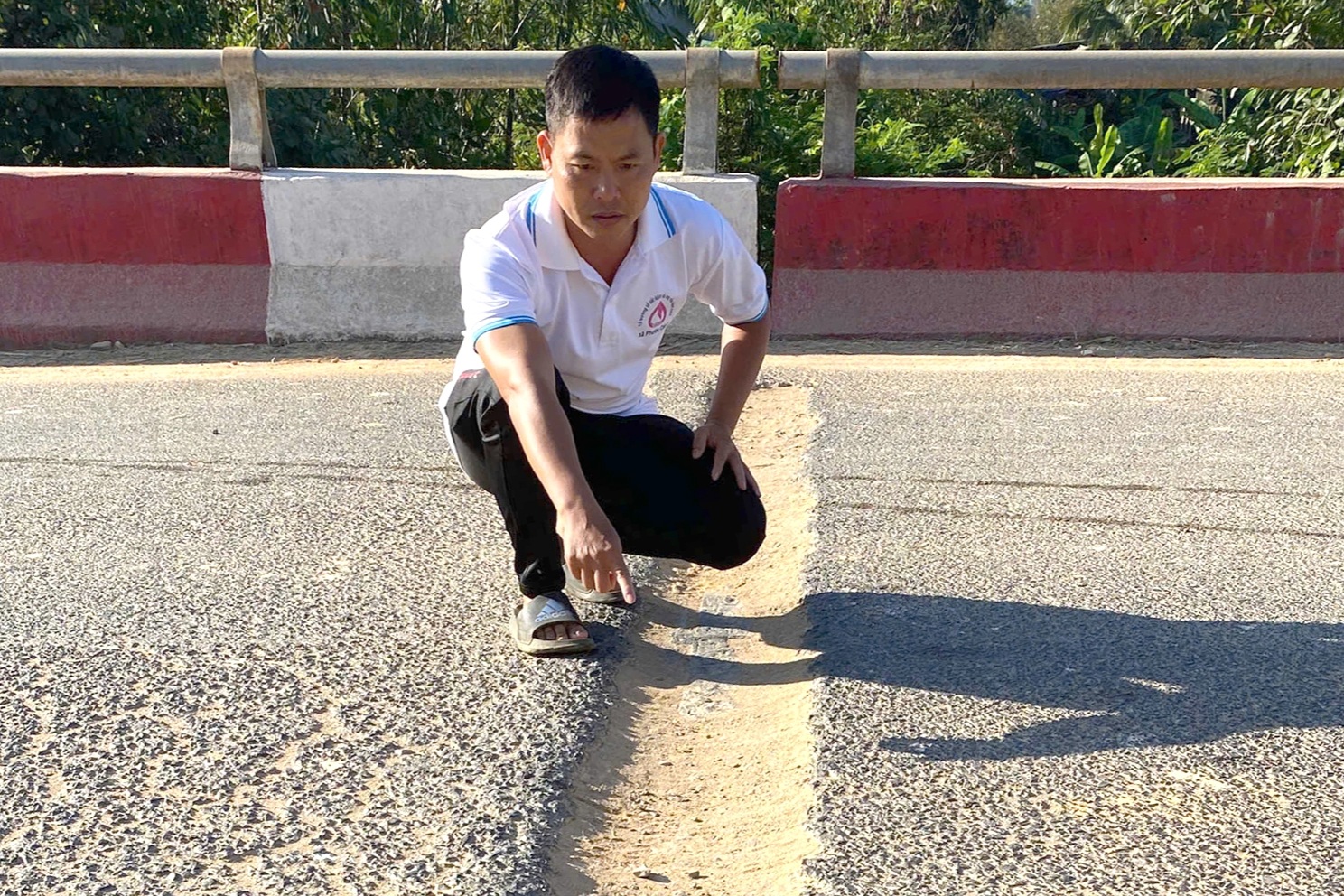 Người đi xe máy ngã gãy răng, nứt xương vì sập rãnh trên mặt cầu