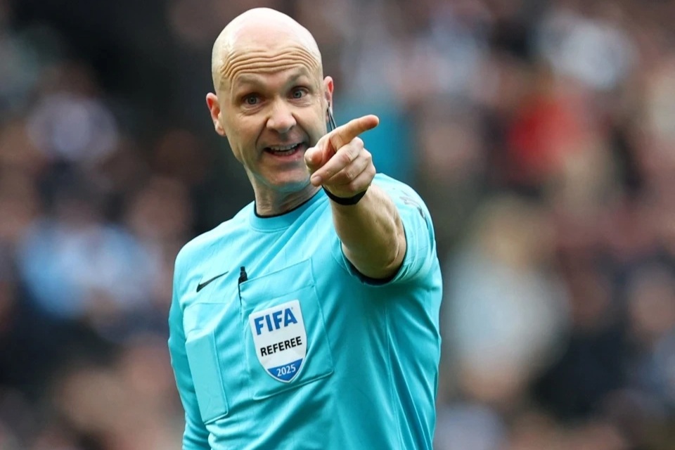 Trọng tài bị chỉ trích vì sai lầm khiến Arsenal nhận bàn thua trước Man Utd