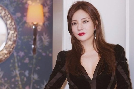 Triệu Vy bị đóng băng hàng chục tỷ đồng, cấm giao dịch cổ phiếu
