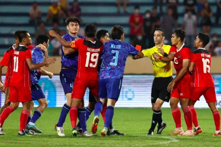 Trọng tài gây bão ở SEA Games điều khiển trận tuyển Việt Nam gặp Lào