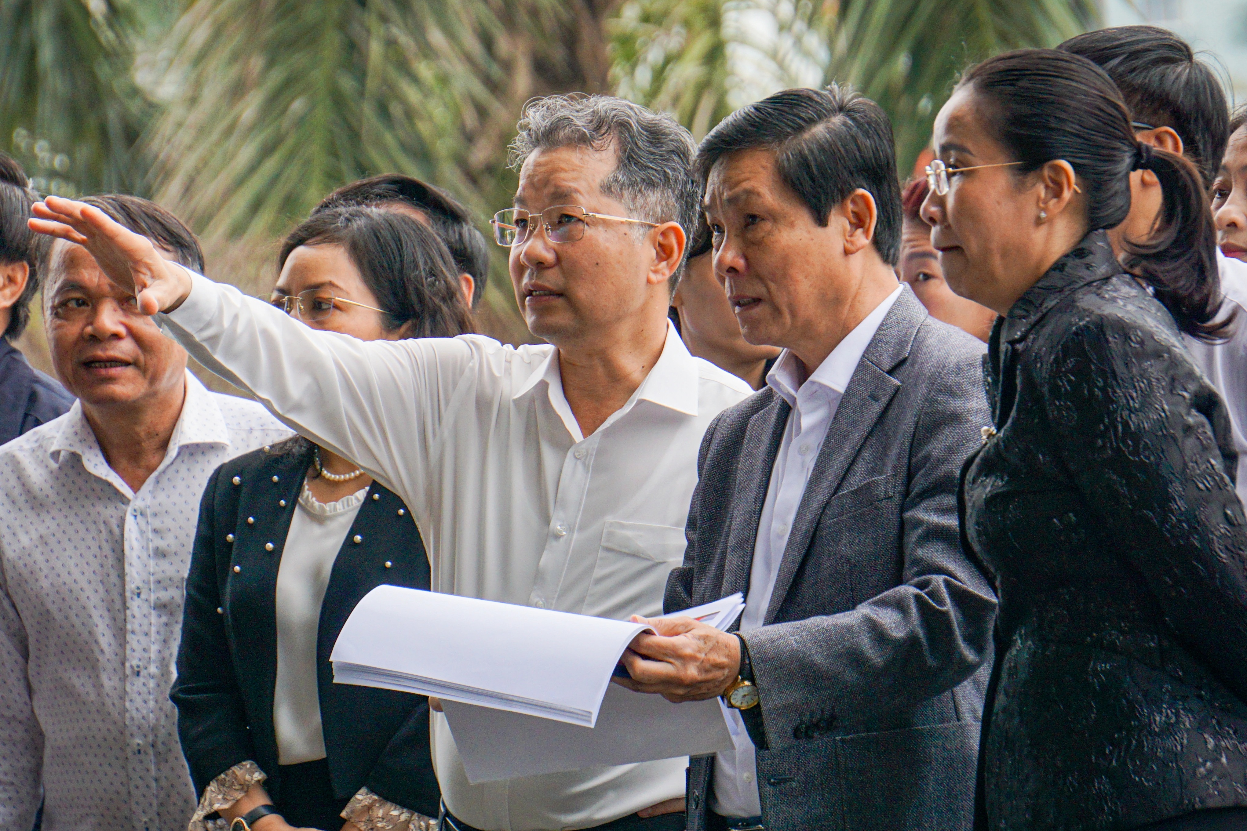 Bí thư Đà Nẵng "chỉnh" từng chiếc ghế, gốc cây cho ngày lễ quan trọng