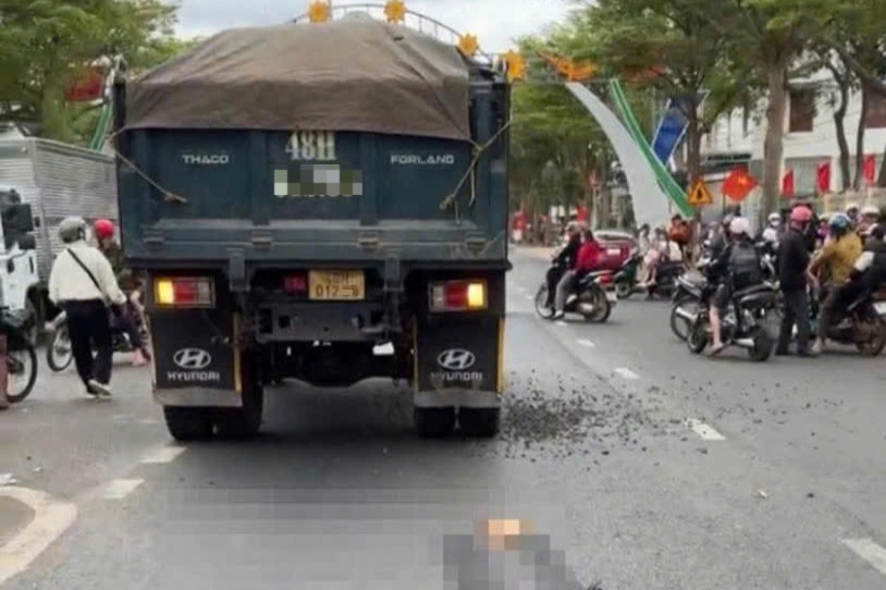 Nữ sinh lớp 4 gặp tai nạn nghiêm trọng ngay trước cổng trường