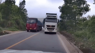 Camera ghi cảnh nhiều ô tô vượt ẩu trên cung đường "tử thần"
