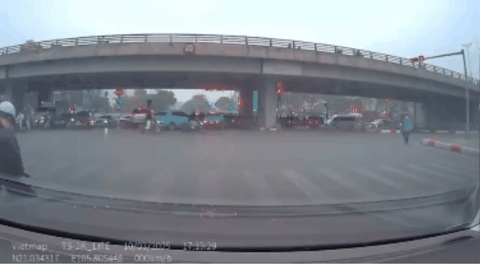 CSGT cho phép vượt đèn đỏ, tài xế có bị phạt nguội không?