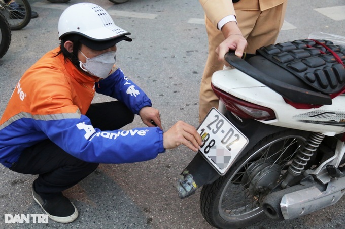 Loạt tài xế xe ôm công nghệ ở Hà Nội bị phạt vì che, dán biển số