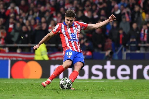 Tranh cãi tình huống Alvarez đá hỏng phạt đền khiến Atletico bị loại