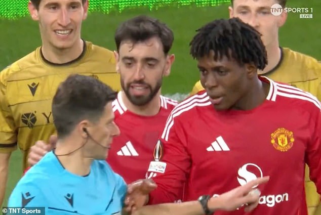 Ngôi sao Man Utd cầu xin trọng tài không thổi phạt đền đối thủ