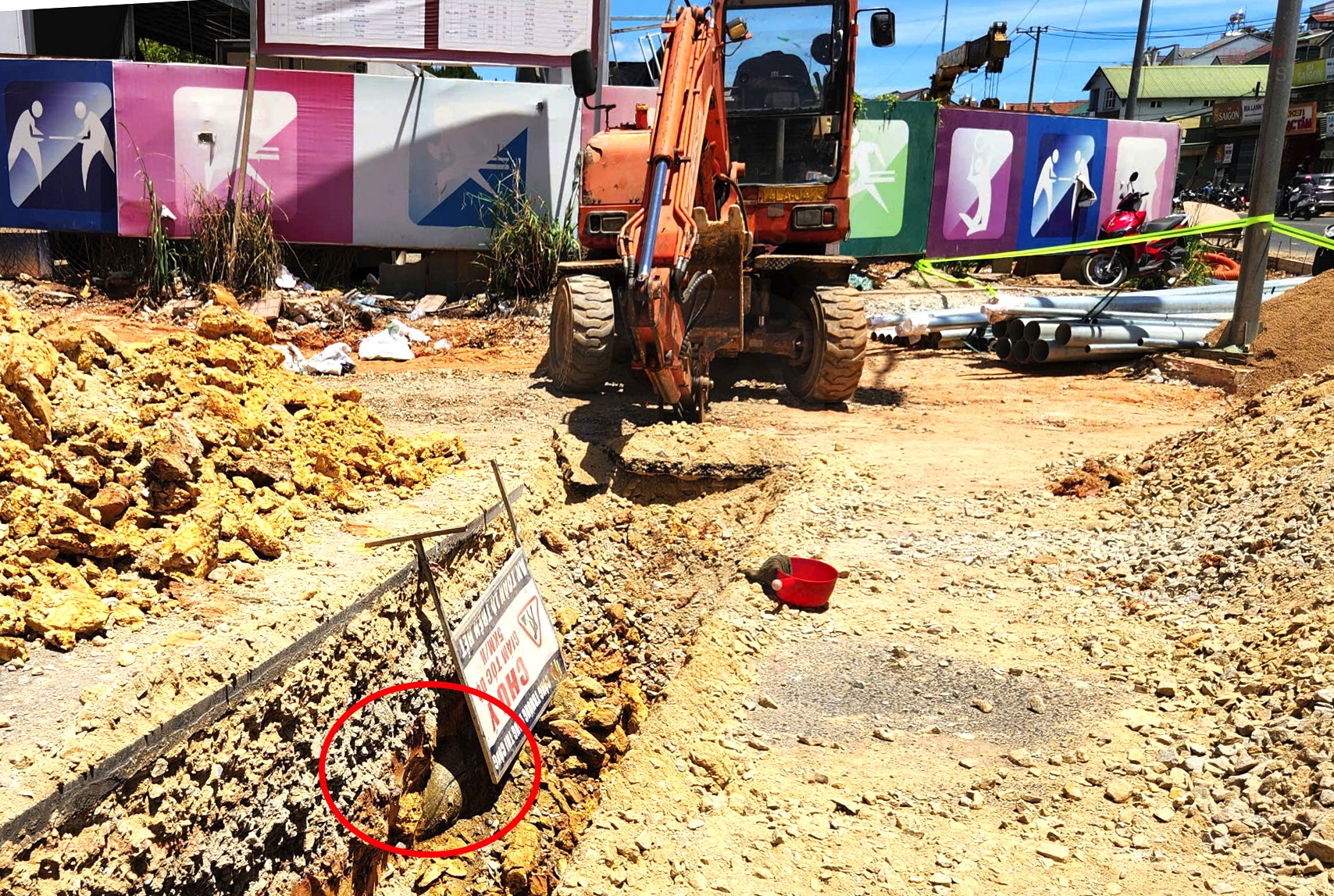 Phát hiện vật thể nghi là bom khi đào đất làm đường ở Đà Lạt