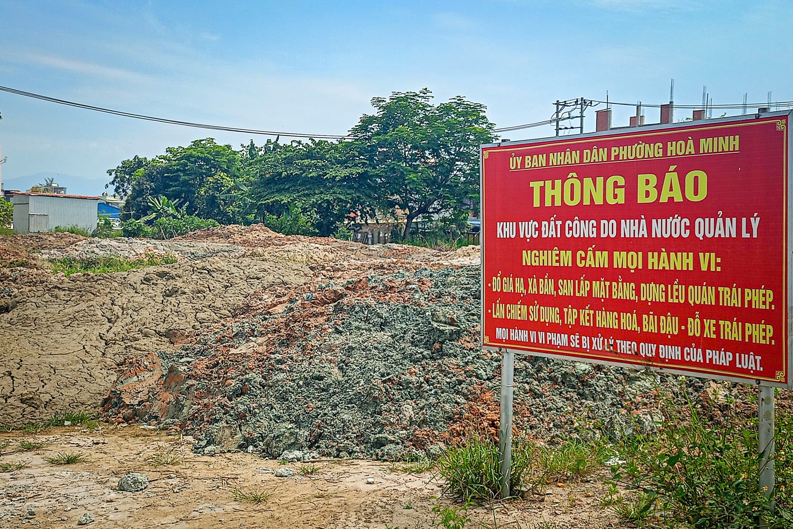 Hàng nghìn mét khối bùn thải được đổ tràn lan ngay cạnh biển "cấm đổ"