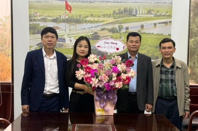 Vụ lãnh đạo đi chúc mừng 8/3 chỉ gặp một nhân viên: Đề xuất thay giám đốc