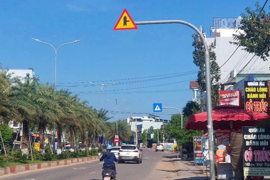 Tuyến đường dài 3km có 70 biển báo, tháo dỡ 23 bộ làm rối mắt