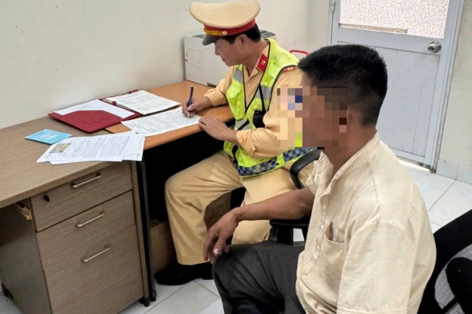 Xử phạt tài xế sử dụng điện thoại khi lái xe trên cao tốc