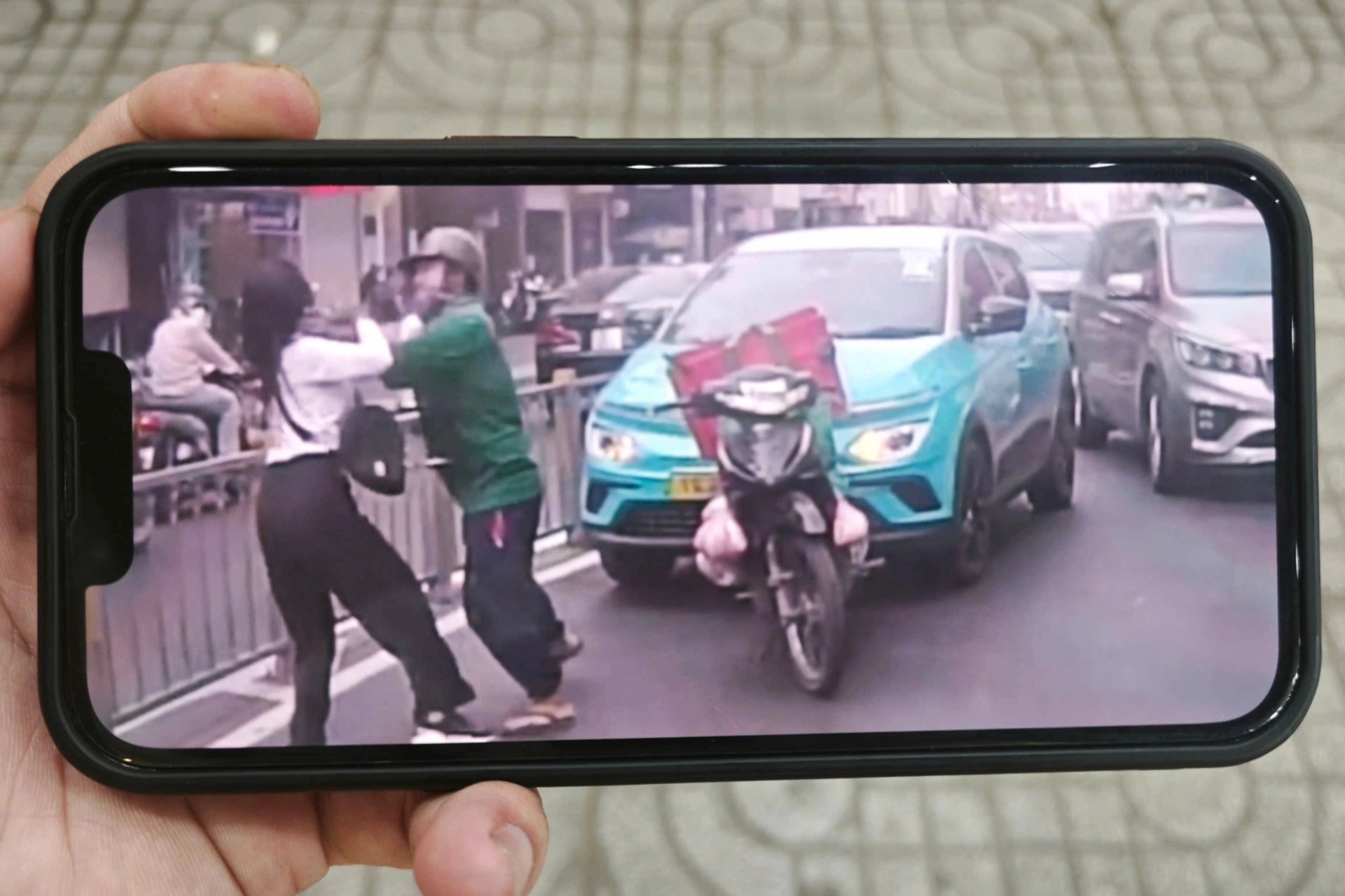 Người đàn ông và nữ tài xế taxi đánh nhau giữa đường ở TPHCM
