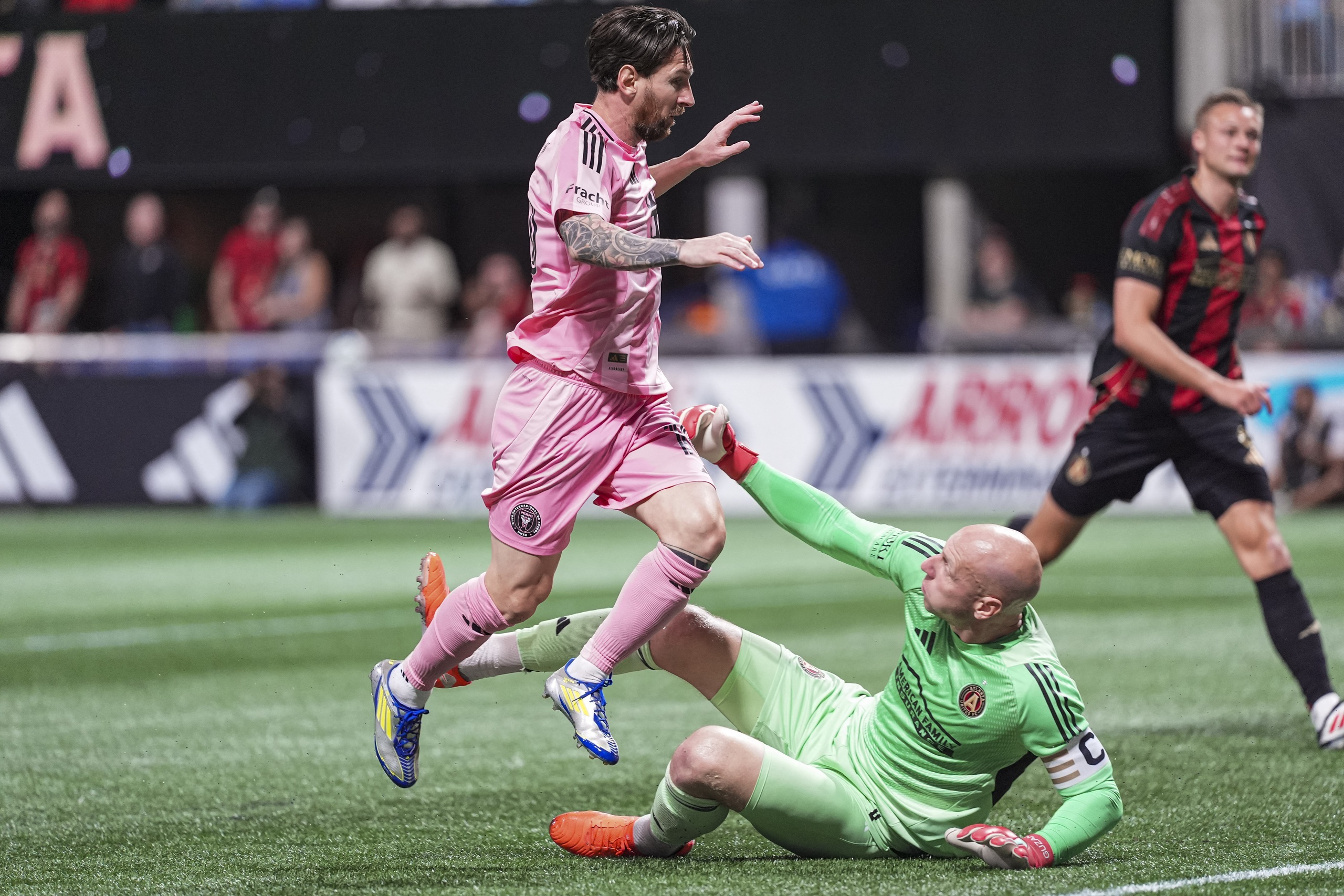 Lionel Messi ghi bàn điệu nghệ, Inter Miami vươn lên đầu bảng