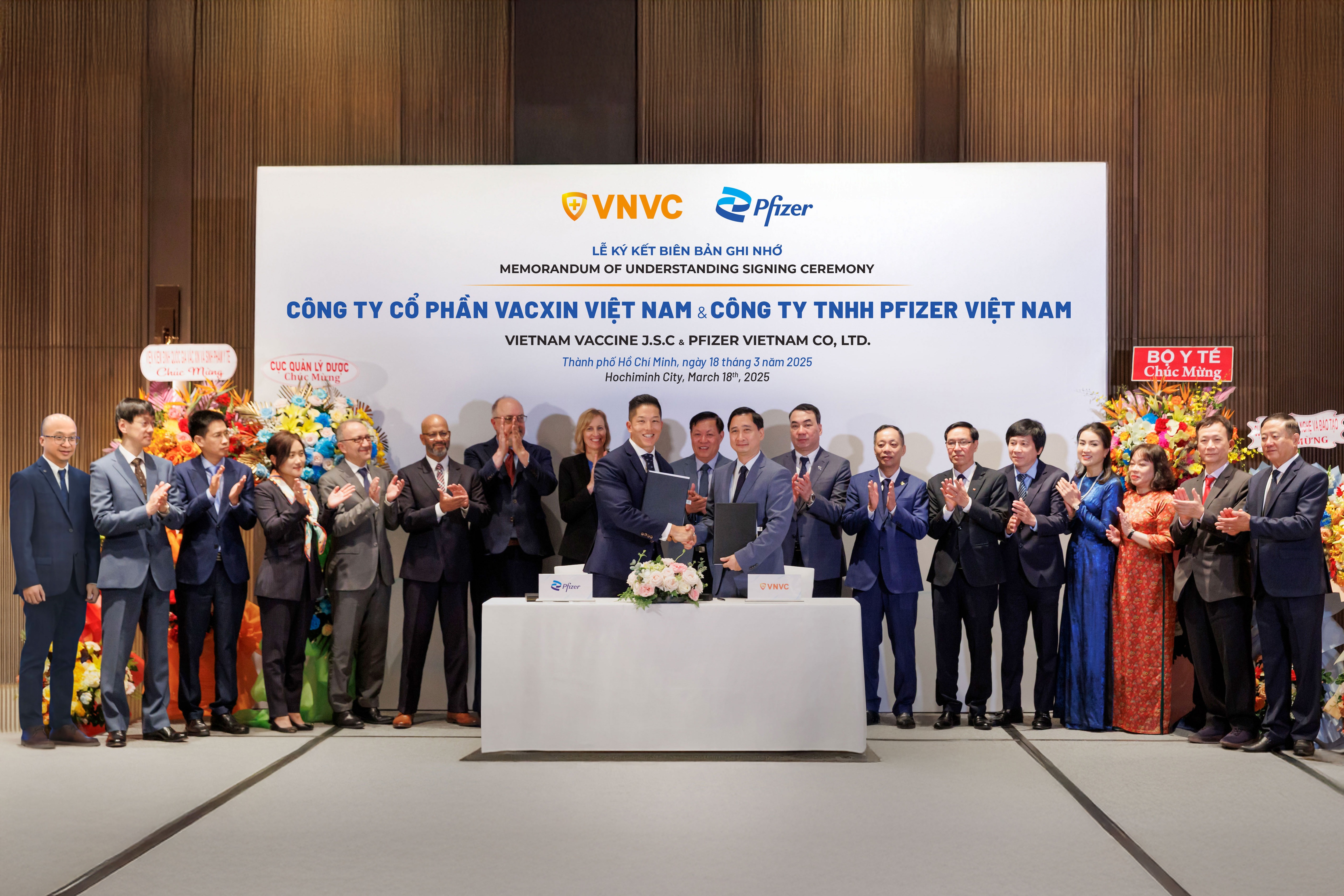 VNVC và Pfizer ký kết chia sẻ kiến thức sản xuất vaccine công nghệ cao