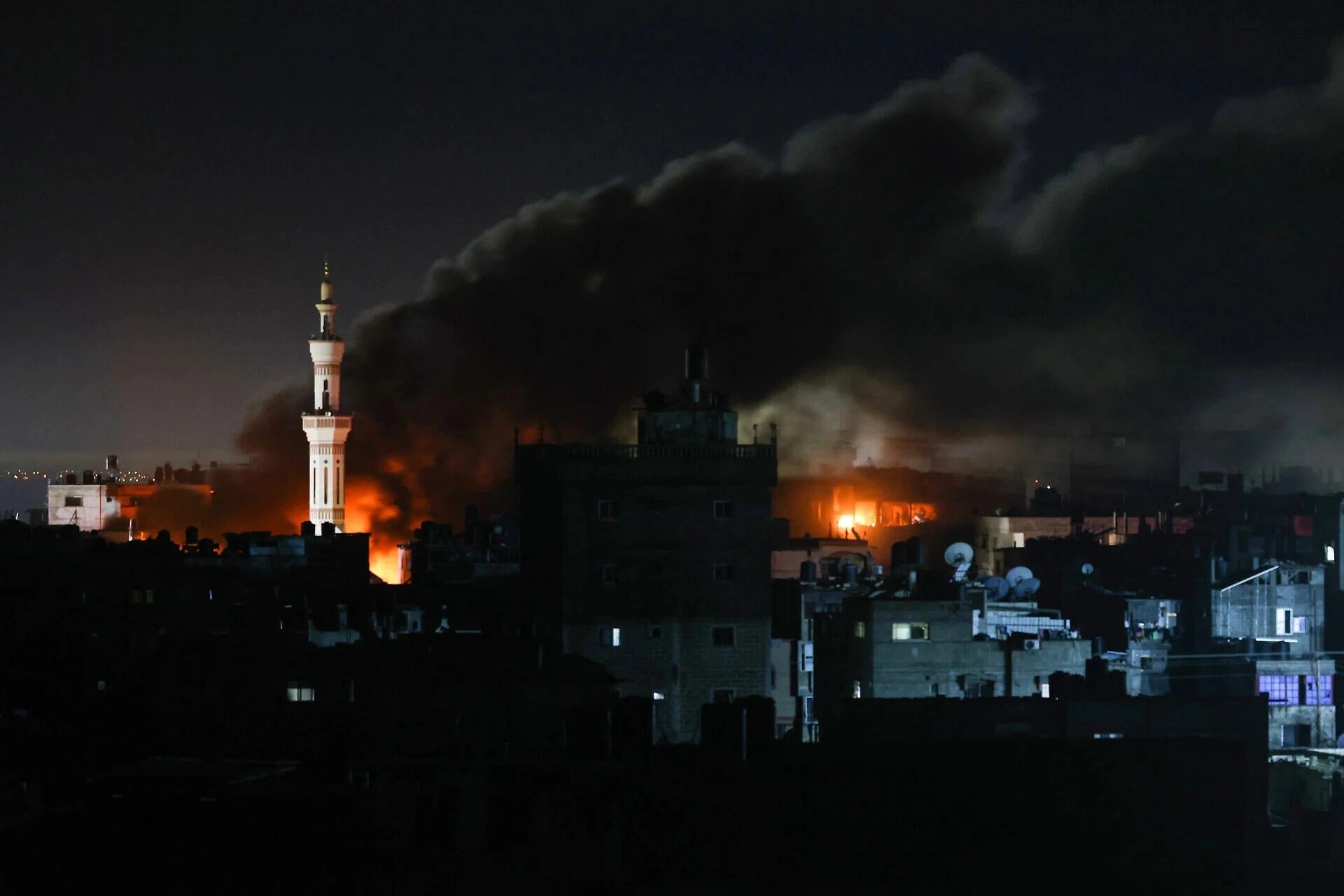 Israel ồ ạt tấn công Hamas ở Dải Gaza