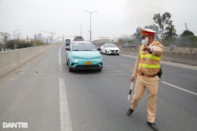 Xử phạt tài xế taxi đi vào làn khẩn cấp, bỏ chạy khi thấy CSGT