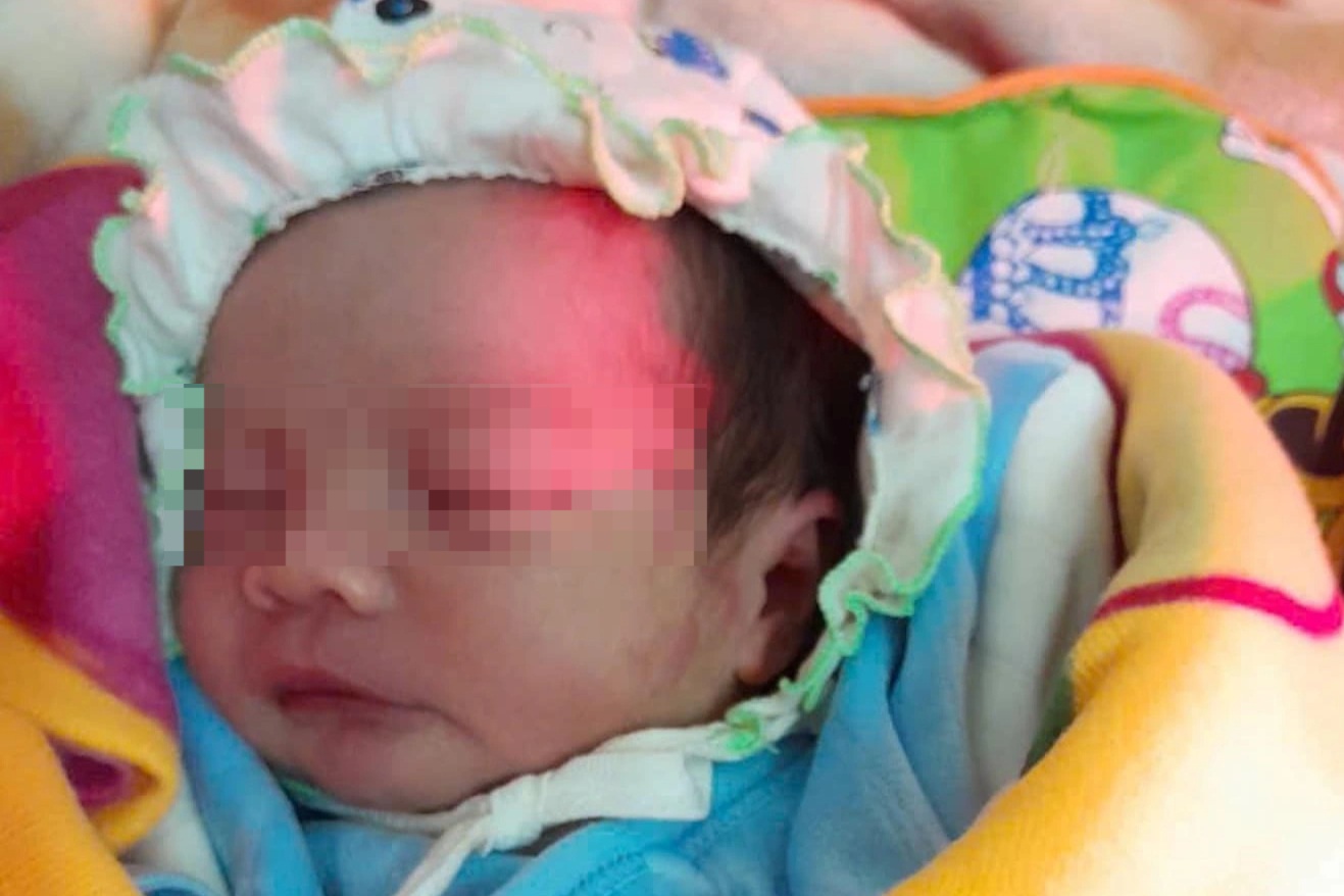 Bé trai vừa chào đời bị bỏ rơi trong chòi trông cá giữa mưa rét