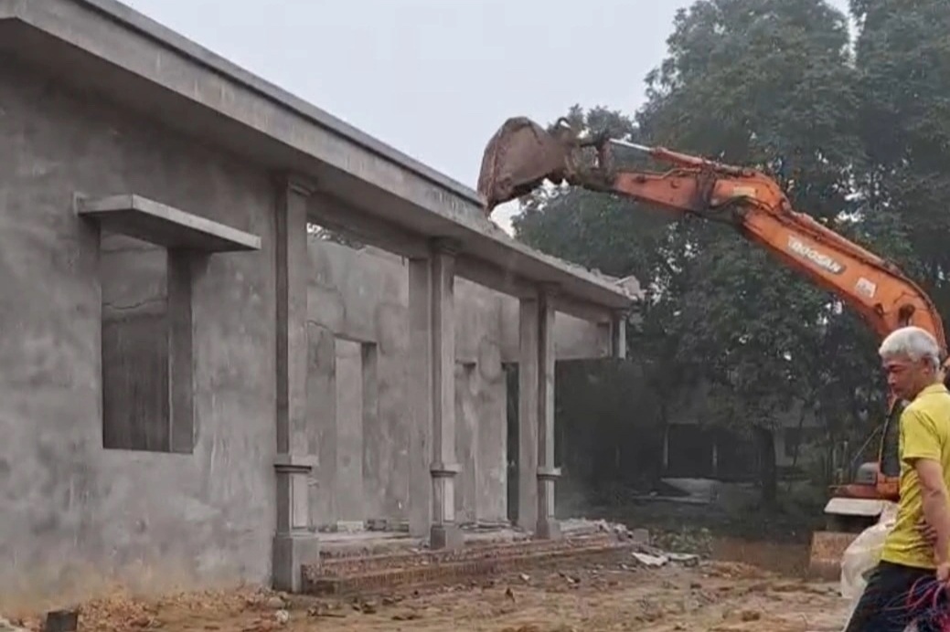 Xôn xao chuyện nhà văn hóa đang hoàn thiện bị phá bỏ ở Phú Thọ