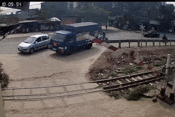 Barie đường sắt mở bất thường, ô tô bị đầu máy đẩy đi 10m