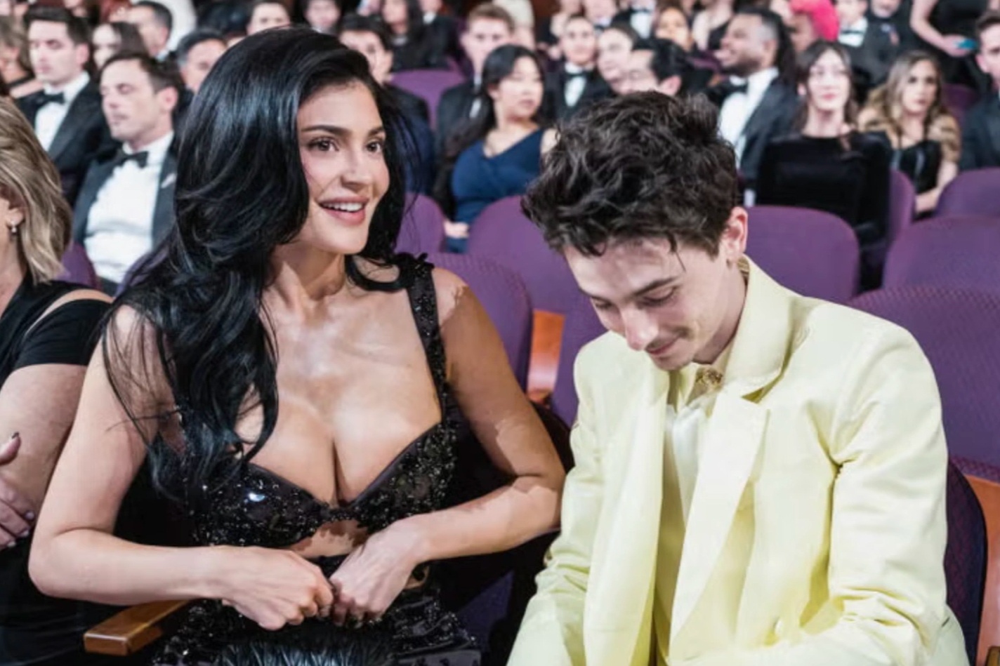 "Hoàng tử điện ảnh" Timothée trở nên lòe loẹt khi yêu bạn gái triệu phú USD