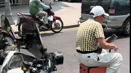 Người đàn ông "cưỡi" vali chạy trên đường ở trung tâm TPHCM