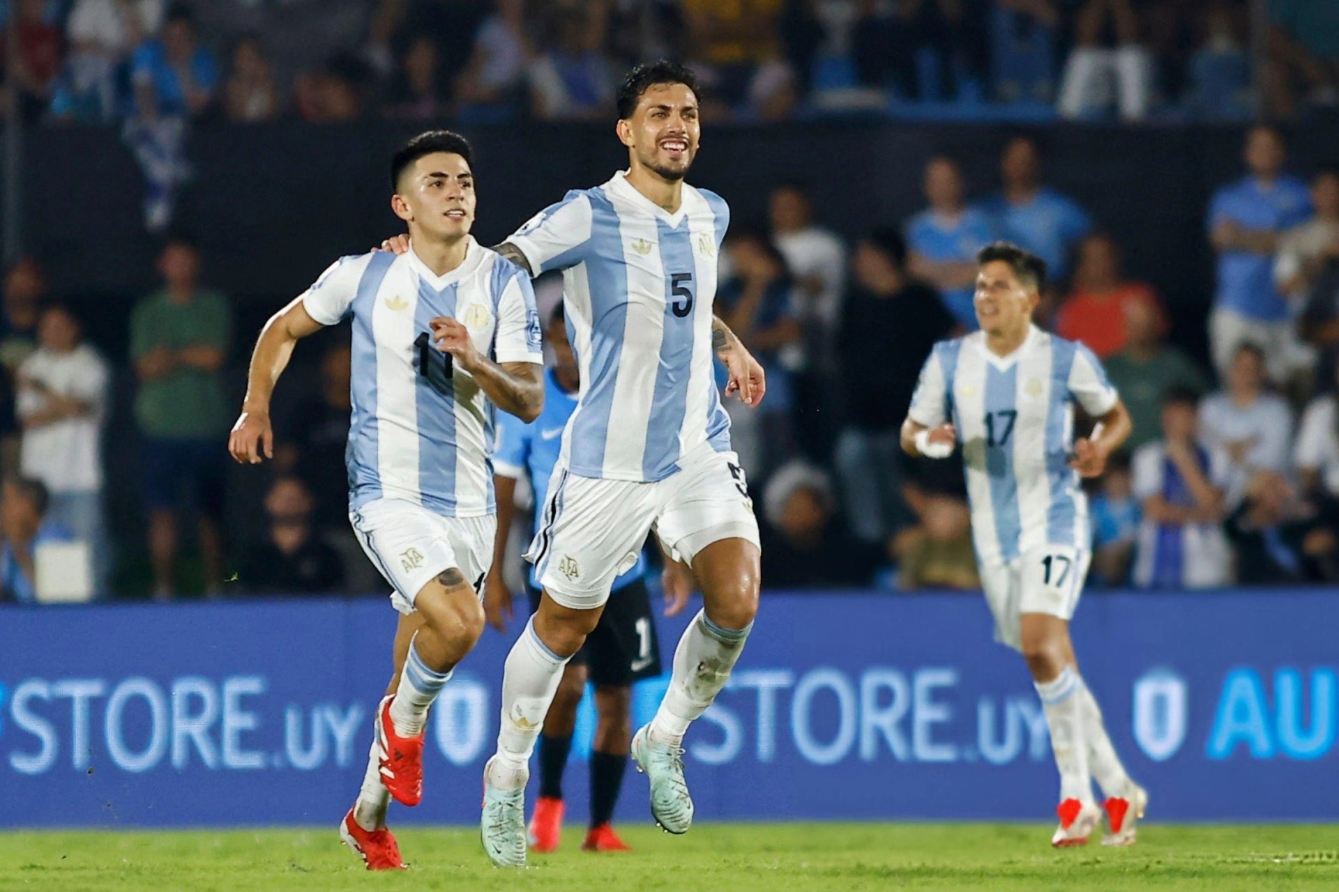 Sao trẻ tỏa sáng thay Messi, Argentina thắng trên sân Uruguay