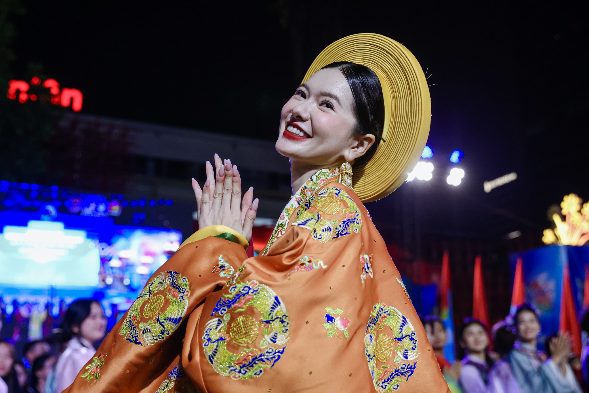 Thiếu nữ mang Việt phục, biểu diễn trên đường phố TPHCM