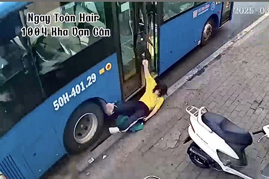Nữ sinh bị xe buýt kéo ngã xuống đường ở TPHCM