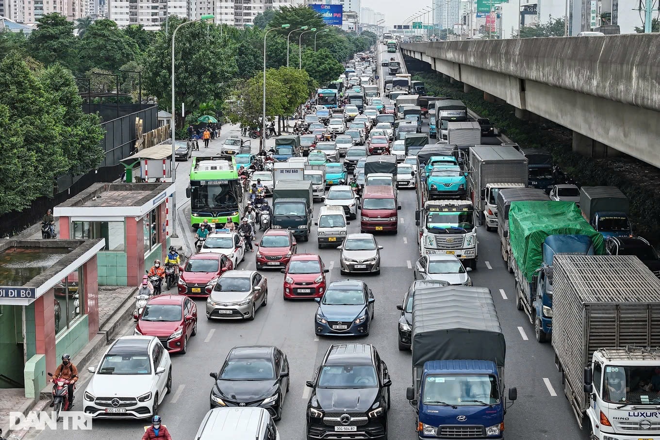 Hà Nội xén dải phân cách, điều chỉnh giao thông nhiều tuyến phố