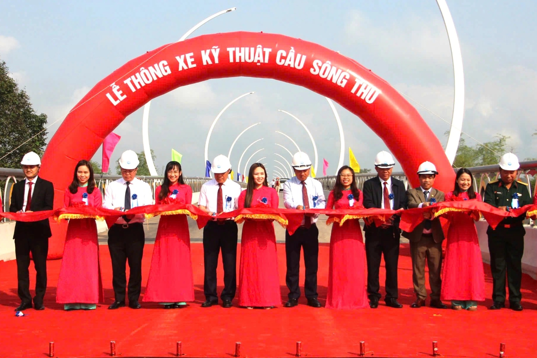 Khởi công và khánh thành các dự án quan trọng chào mừng 50 năm giải phóng