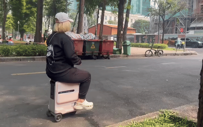 Cảnh sát chặn người phụ nữ cưỡi vali giữa đường ở trung tâm TPHCM