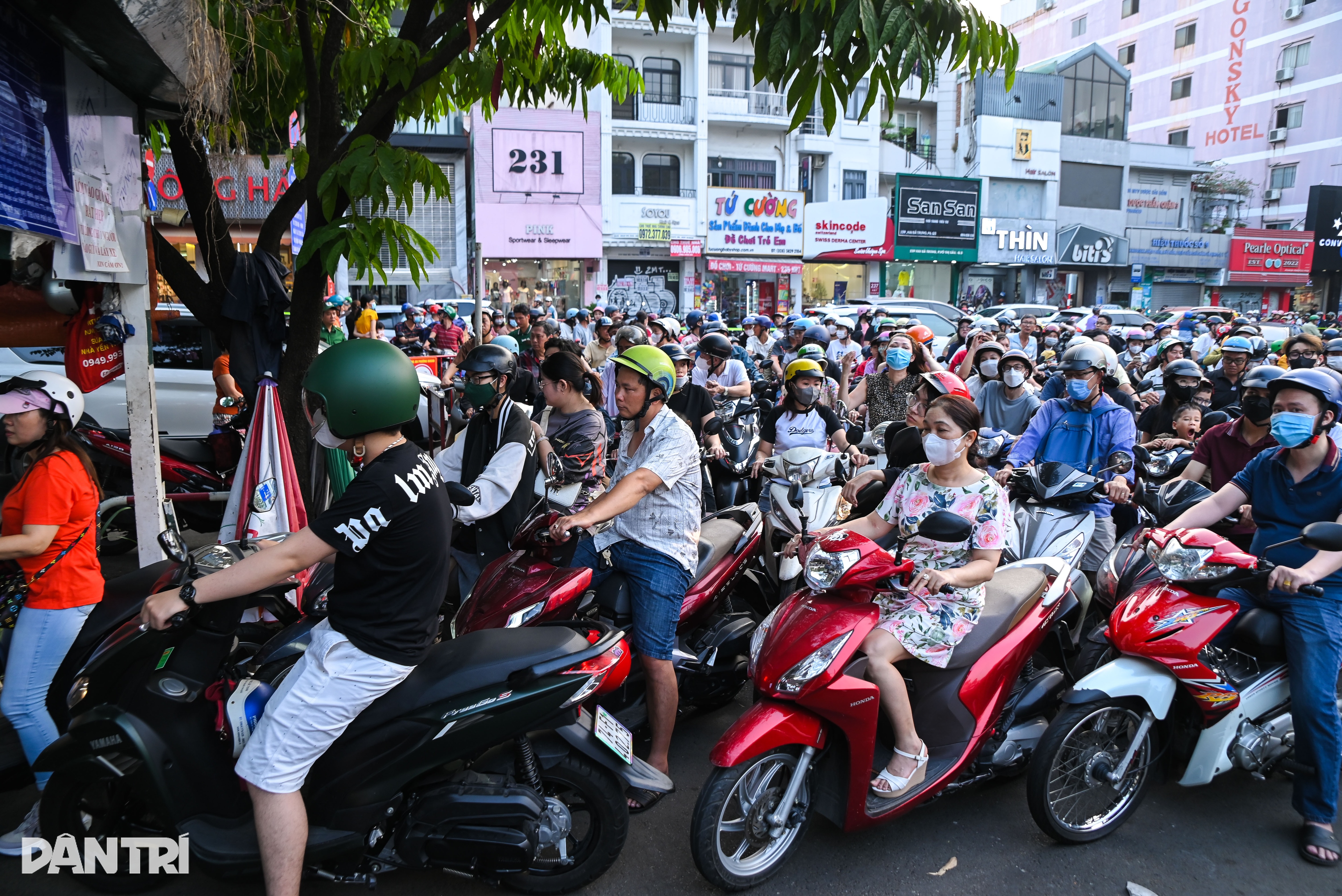 Người dân TPHCM "hoa mắt" tìm nơi gửi xe để vào Lễ hội Bánh mì