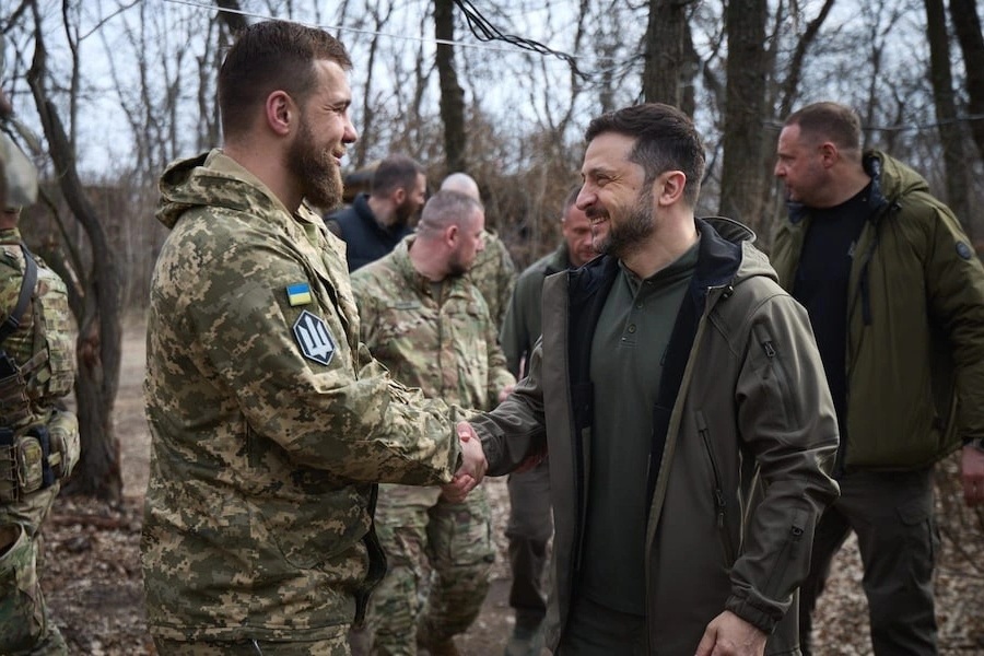 Tổng thống Ukraine ra tiền tuyến trước thềm đàm phán hòa bình