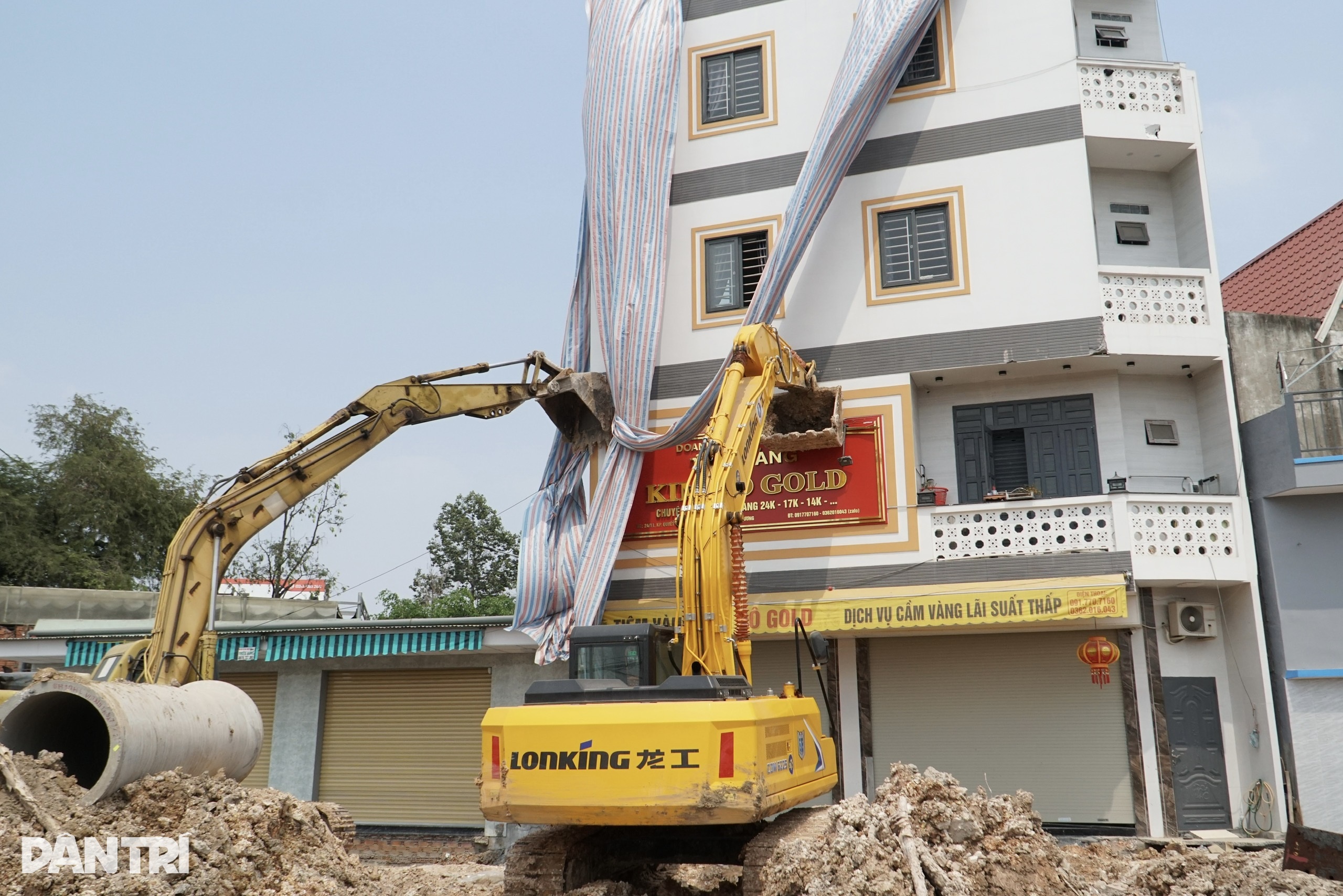 Huy động xe múc cứu tiệm vàng bị nghiêng ở công trình vành đai 3 TPHCM