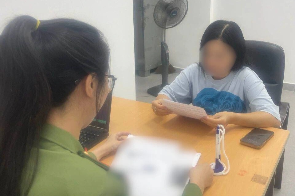 Bác bỏ thông tin "dừng xe ở làn khẩn cấp đi vệ sinh vẫn bị phạt nguội"
