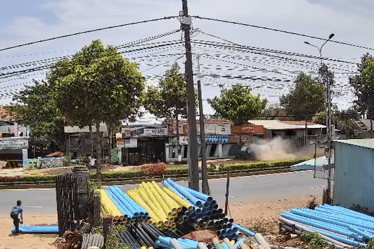 Khoảnh khắc ô tô lao vào lề đường với tốc độ cao và tiếng phanh chói tai