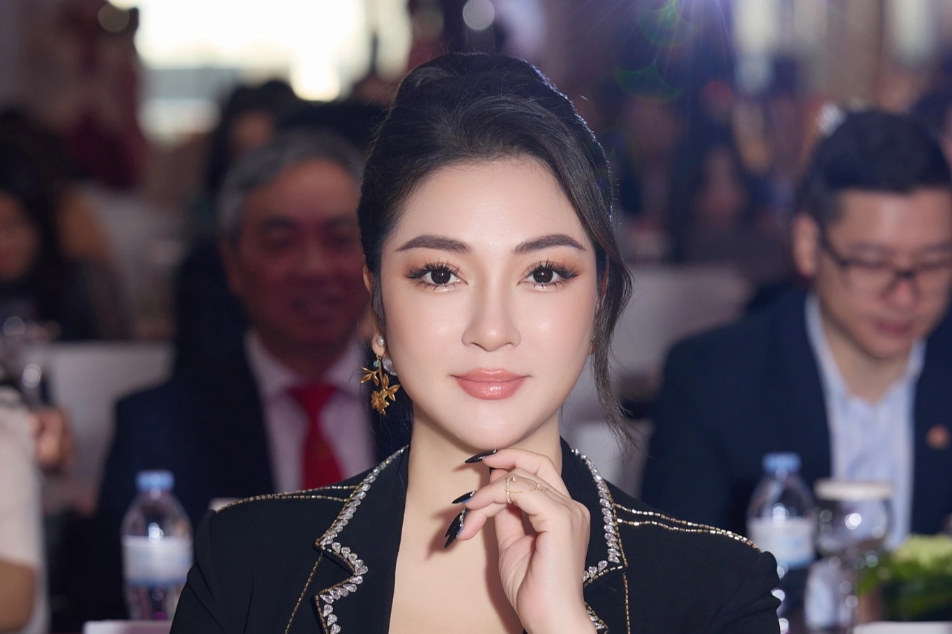 Người đẹp Việt chiếm spotlight: Từ Hoa hậu Thế giới rạng ngời váy Việt đến ồn ào chuyện hậu trường
