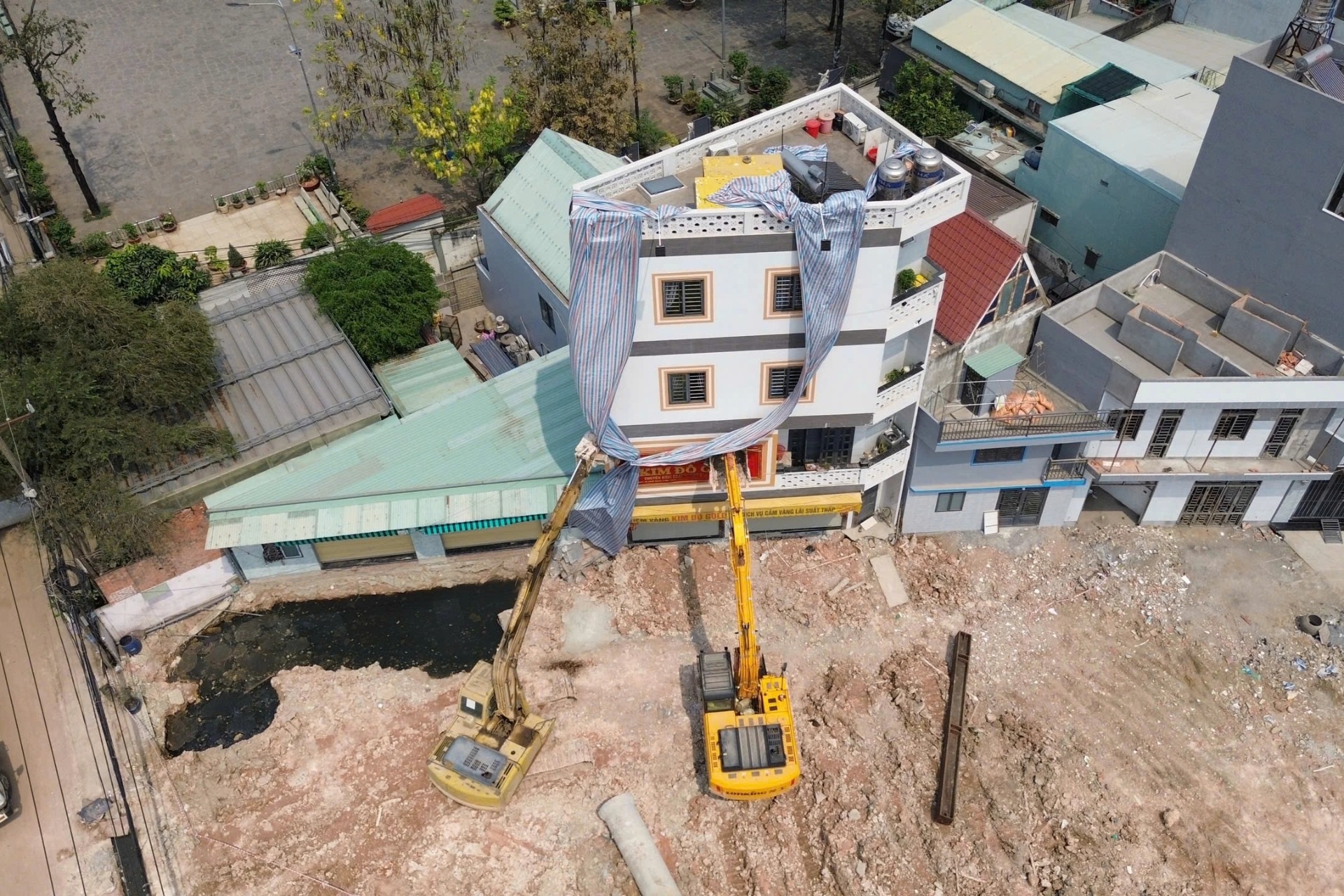 Dự kiến thuê "thần đèn" cứu tiệm vàng bị nghiêng tại Vành đai 3 TPHCM