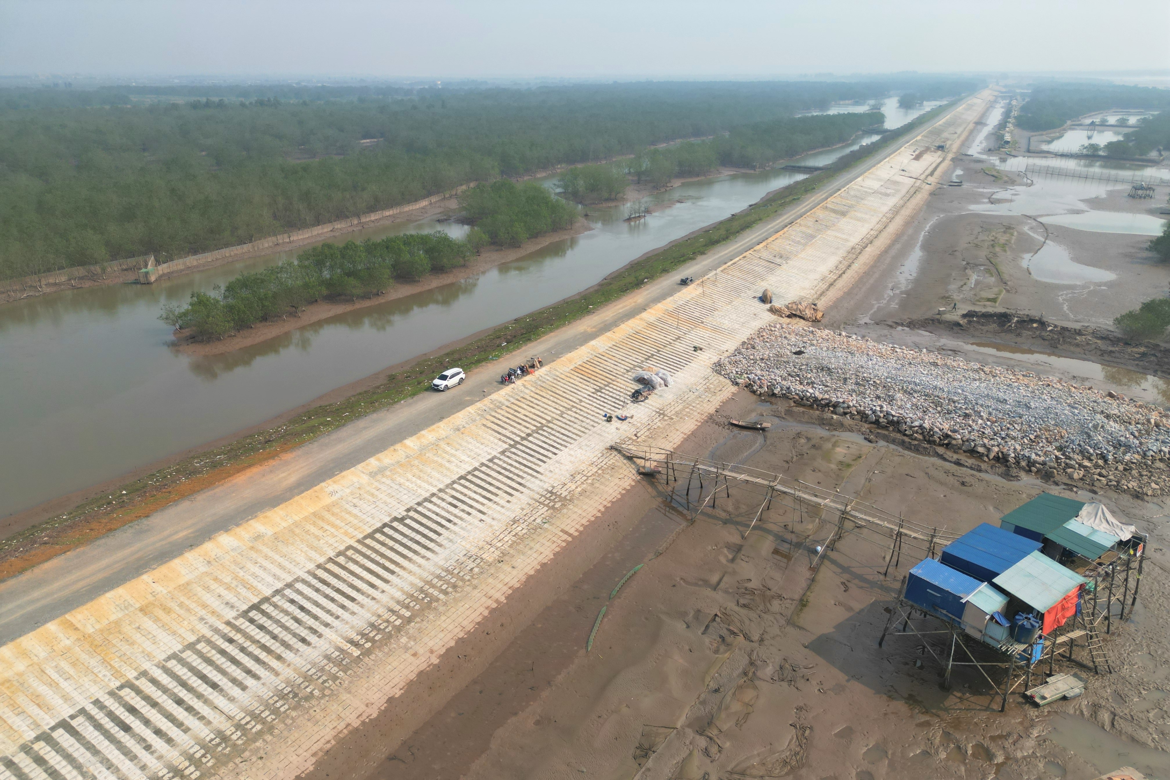Tỉnh có bờ biển ngắn nhất Việt Nam, mỗi năm rộng thêm nhiều kilomet vuông