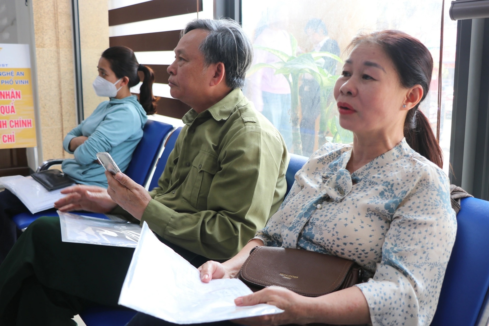 Người dân đi nộp hồ sơ giấy tờ từ tờ mờ sáng, cán bộ làm việc đến tối