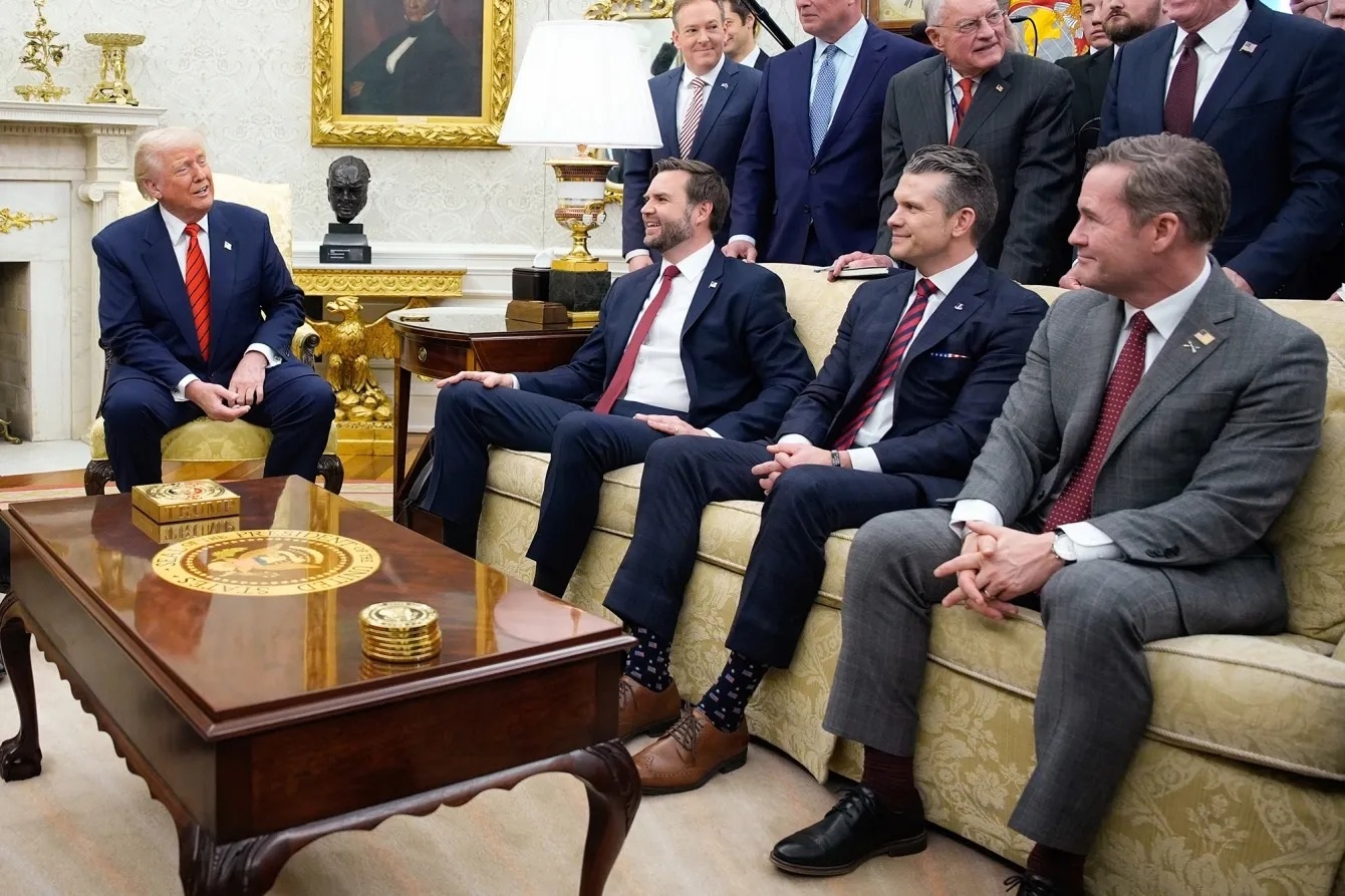 Cấp dưới của ông Trump vô tình làm lộ thông tin tối mật