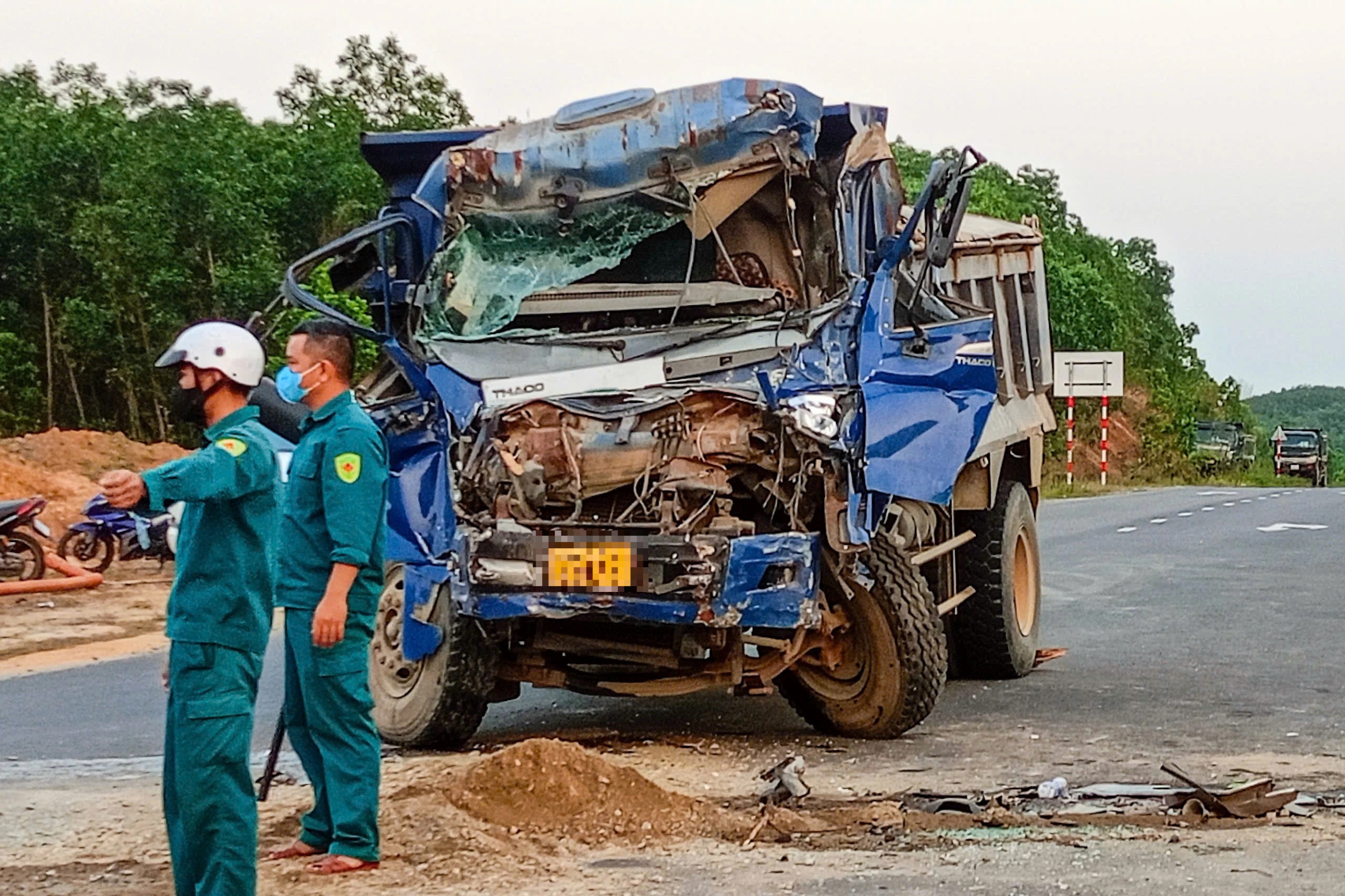 Ô tô chở đoàn khách gặp nạn trên đường ở Đà Nẵng